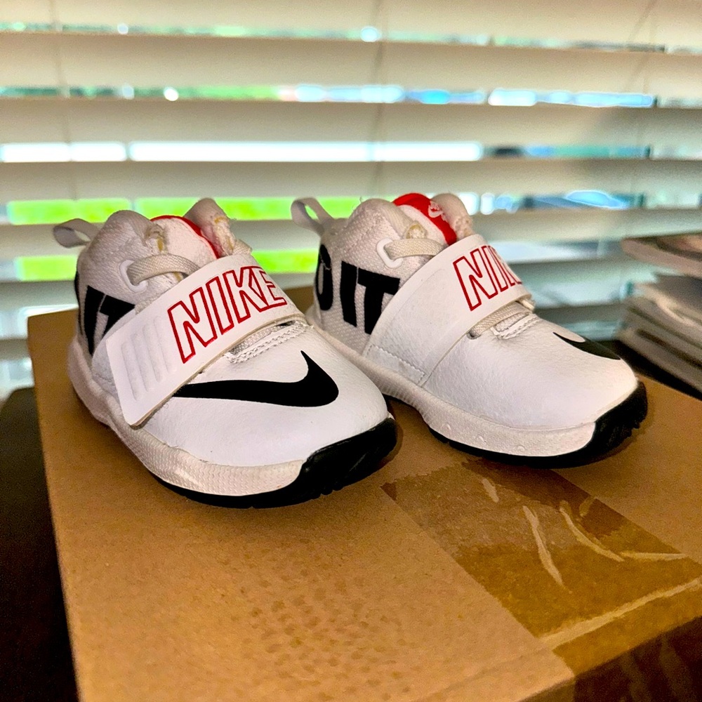 Nike Team Hustle D8 White Black Athletic shoes